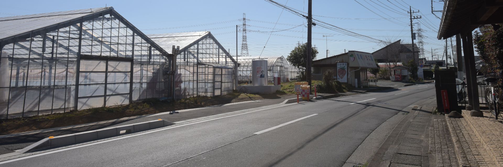 イチゴ栽培ハウスや直売所が並ぶ「いちご街道」