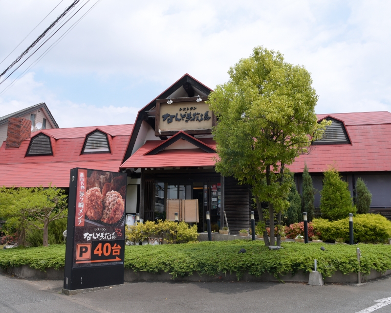 牧場の建物のような、かわいらしい外観が目を引きます。