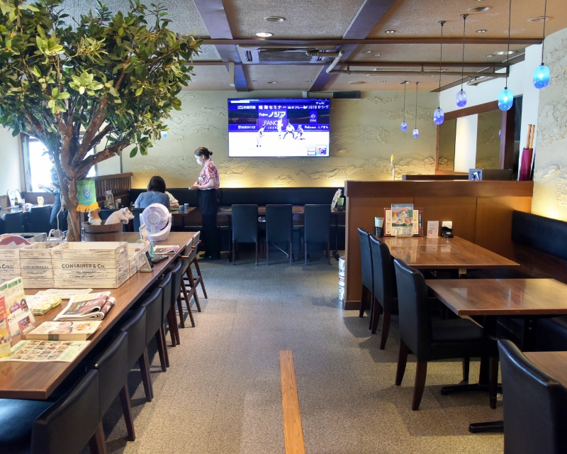 ゆったりくつろげる店内。個室ブースもあります。