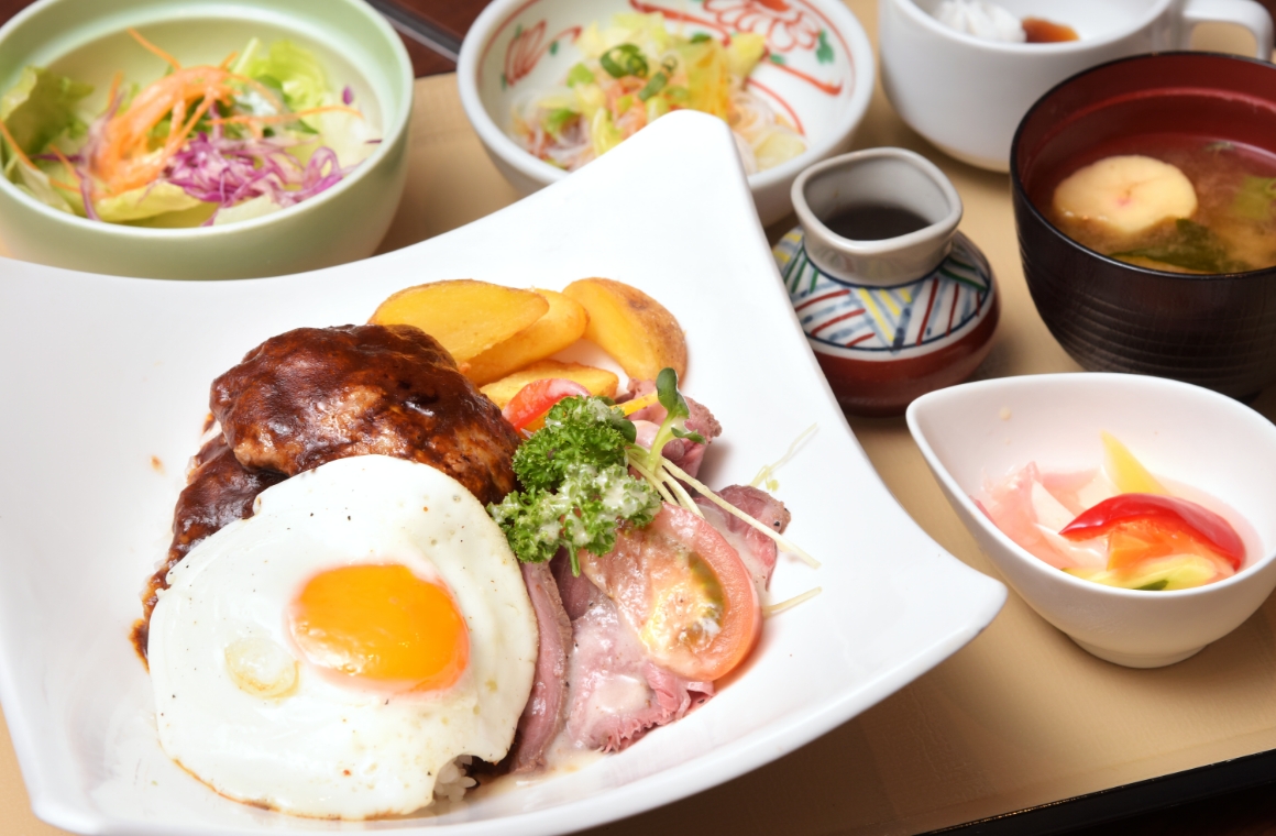 なんどき風ロコモコ丼はアロハなプレート。
