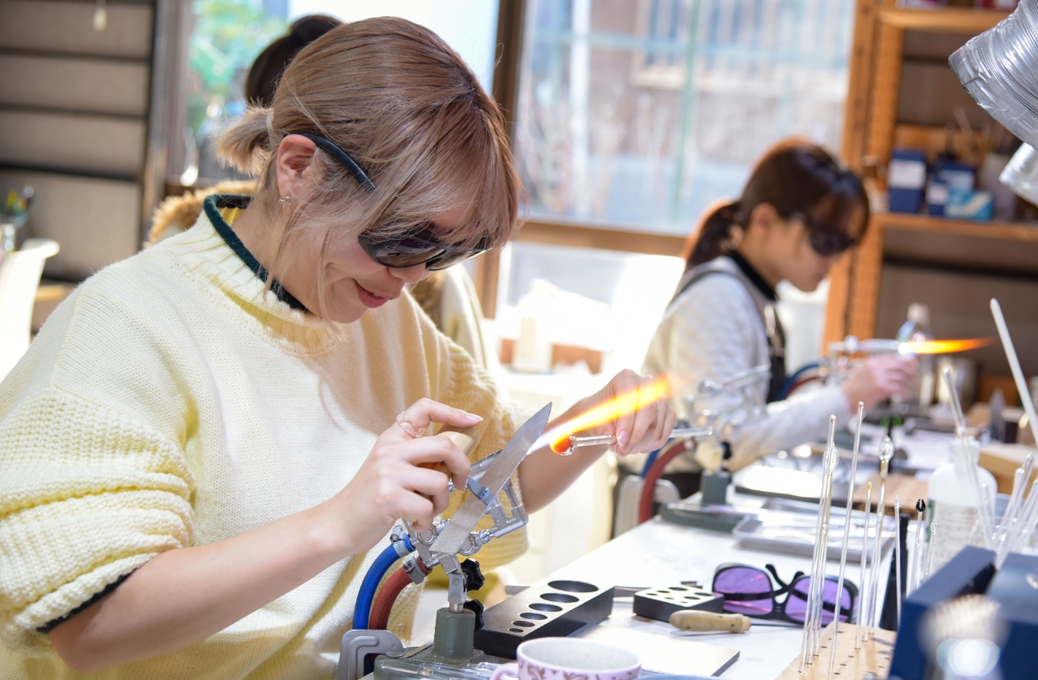 専用の眼鏡を掛けて作業をします!!
