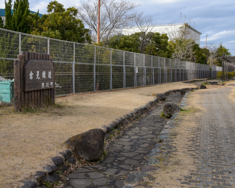 町民の憩いの場、水辺の遊歩道
