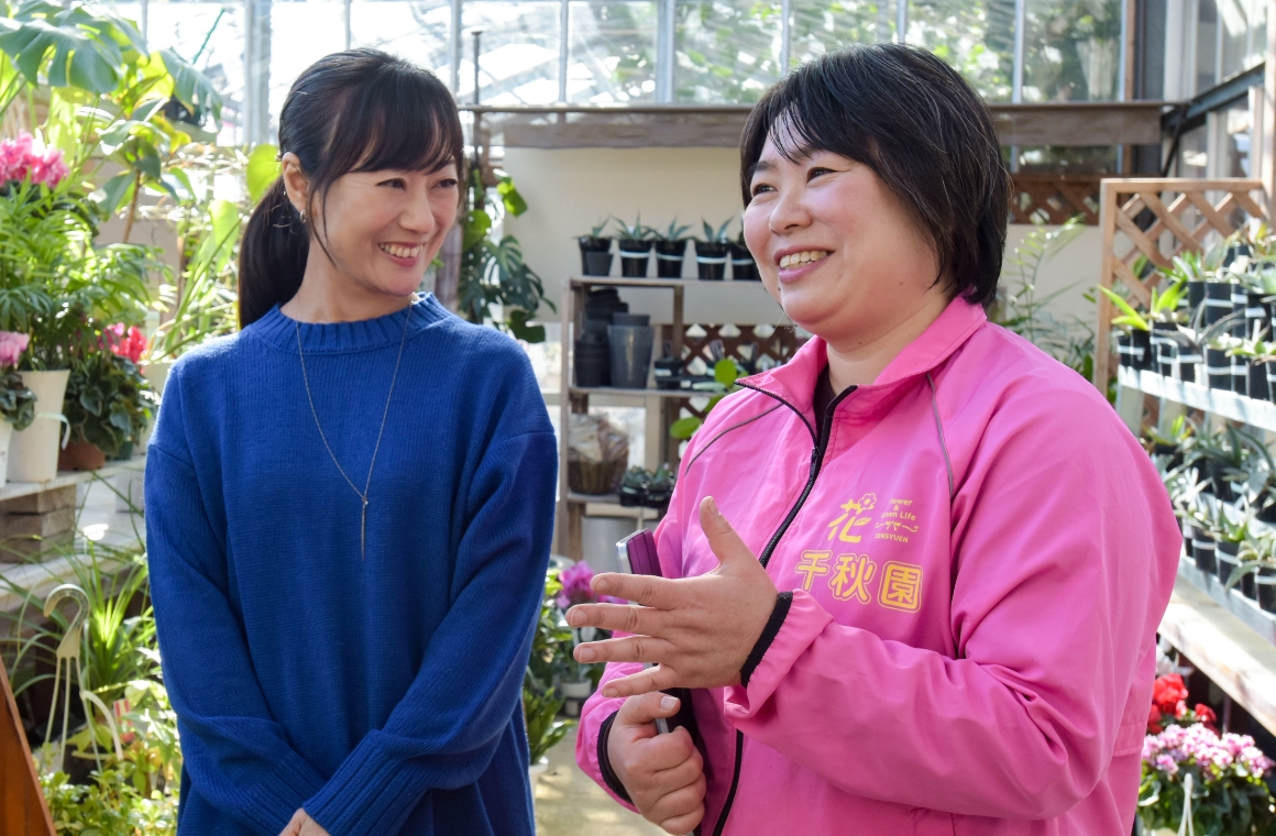 お花に負けない笑顔が眩しい、原静華(はらしずか)さん