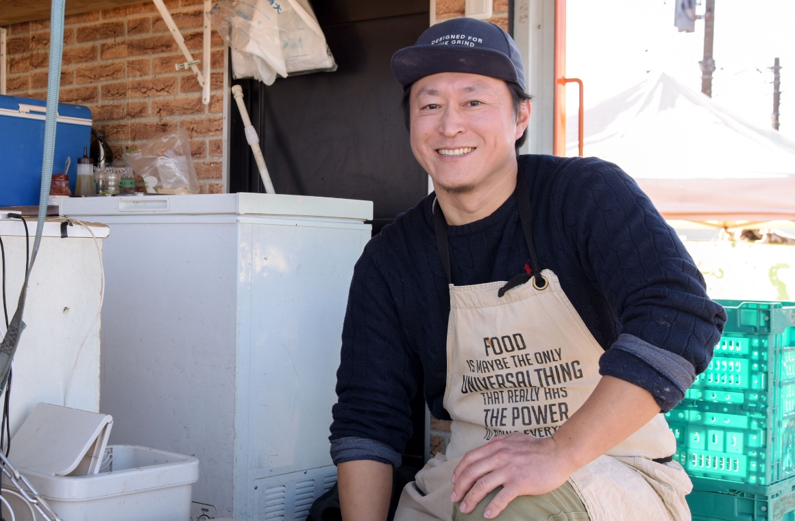 ピザ職人の井上大輔さんが焼きたてを提供