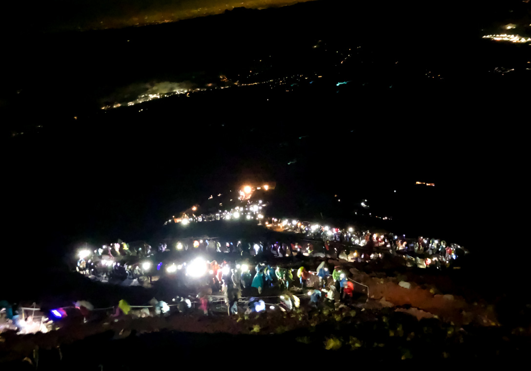 夜景ではなく果てしなく続く登山者の列