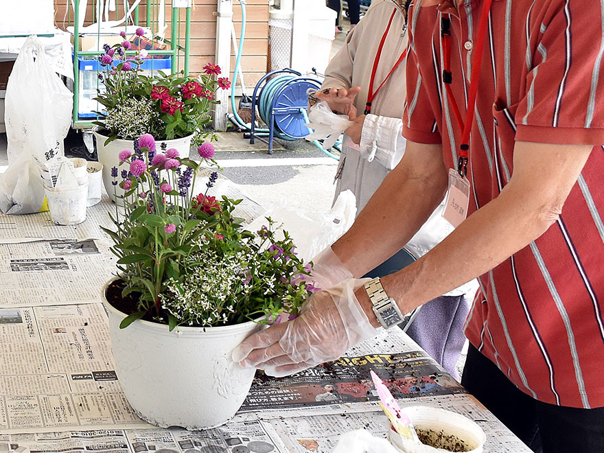 お花の鉢作成の体験をしている写真
